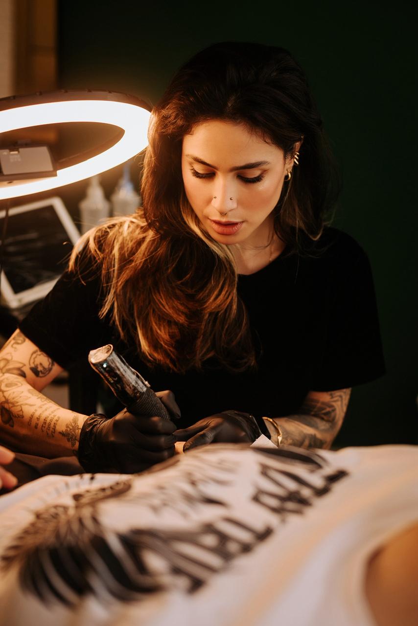 Fabiana tatuando no estúdio DIAS