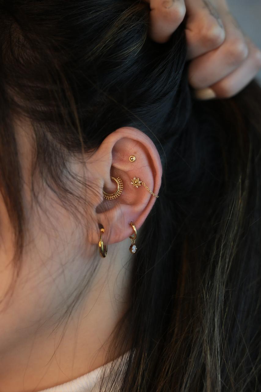 Piercing aplicado pela Fabiana com joia de ouro ou titânio