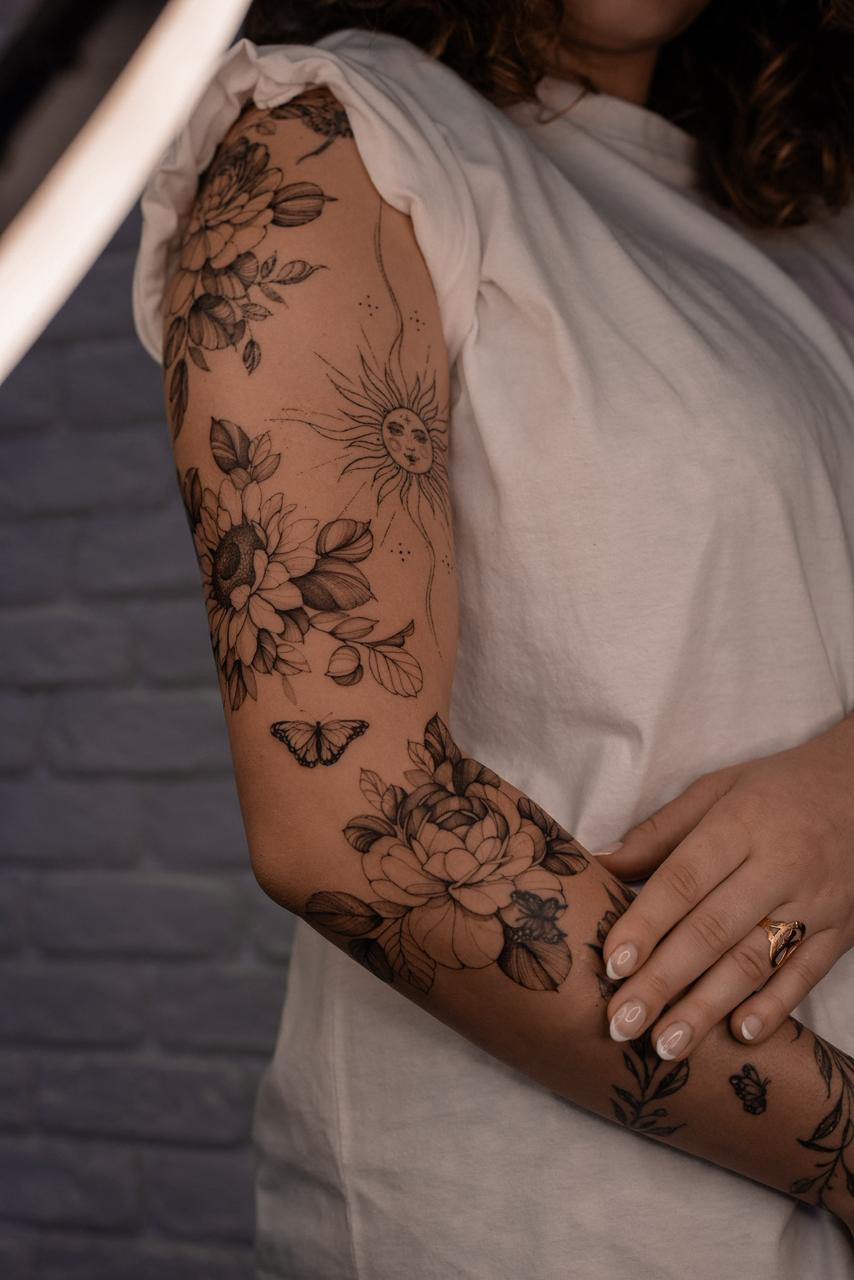 Tatuagem autoral em fineline feita pela Fabiana